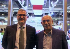 Da sinistra, il direttore Vincenzo Falconi e il presidente Gennaro Velardo, davanti allo stand di Italia Ortofrutta.