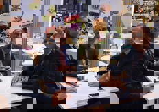 Vincenzo Falconi a colloquio con Nello Alba (a destra) e Salvo Laudani (al centro) della ditta Oranfrizer di Scordia, Catania.