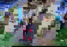 Aurelie Puech, responsabile vendite per l'area mediterranea, con i moduli Janny MT, ideati e sviluppati dall'azienda francese per la conservazione di frutta, ortaggi, funghi e fiori.