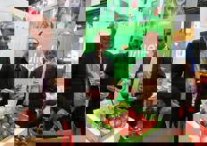 "Siamo qui perche' puntiamo ad acquisire una maggiore quota sul mercato spagnolo. Fruit Attraction e' una fiera che cresce ogni anno e per noi rappresenta un importante volano". Da sinistra: Albert Marcellin (direttore Cardell), Damien e il presidente della Association "Les Amis de Juliet", Jean-Noel Carles. Non solo mele, ma anche puree e succo a marchio Juliet: C'est magnifique!"