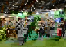 Impegnati i responsabili della Longobardi, azienda italiana che produce macchine innovative per la lavorazione di frutta e verdura fresca.