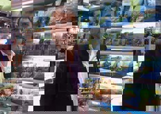 Severino Bertoli, titolare con il fratello Marco dell'azienda Mioorto, mostra con orgoglio il Minestrone milanese.