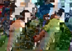 "Ultimi ritocchi prima della sfilata per una miss insalata "tutta da gustare"."