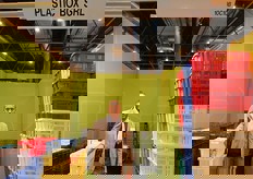 "Damiano Ghirlanda della Plastic Box, azienda veronese che in fiera ha presentato tre novita': la nuova cassa impilabile IP4624 per baby leaf e insalatine di IV gamma; la IP4622 per insalate e ortaggi "pesanti"; IP-det-4624 un contenitore in metallo rilevabile per ridurre i rischi di contaminazione."