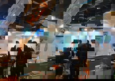 Rev Packaging Solutions ha un'esperienza pluridecennale nel settore del confezionamento di prodotti ortofrutticoli; propone al cliente una gamma completa di macchinari e offre soluzioni innovative. In foto i responsabili aziendali mostrano ai visitatori la macchina tuttofare Vega; si tratta di una retinatrice orizzontale estremamente versatile per il confezionamento di ortaggi sfusi, vassoi, cestini e cartoncini.