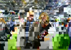 Antonio Ruffo, amministratore delegato della Fruitgrowing Equipment and Service, con Raffaella Quadretti. Ruffo ha acquisito i diritti di commercializzazione della nuova varieta' di kiwi a polpa rossa, HFR-18, moltiplicata dalla Vivai Zanzi e commercializzata da Origine Group.