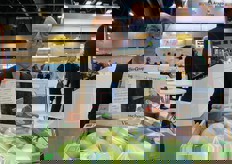 Grasser mentre presenta una delle novita' della stagione: il progetto Biography. Un'iniziativa che permettera' ai consumatori di sapere da chi e come sono state coltivate le mele Bio Val Venosta acquistate.