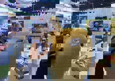 Stand che vai, mascotte che trovi. Ed ecco quindi l'enorme mela Golden Val Venosta, la mela piu' apprezzata dagli Spagnoli.