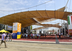 "Su una superficie di un milione di metri quadri, Expo Milano 2015 ha ospitato 54 padiglioni delle varie nazioni partecipanti, anche se sono stati 140 i paesi che, a vario titolo, hanno partecipato all'evento. In foto, il Decumano, la "via principale" dell'esposizione."