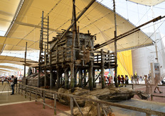 Al centro del Decumano, alcune postazioni (otto in tutto) realizzate dallo scenografo Dante Ferretti per riprodurre un mercato agroalimentare. In foto, l'installazione dedicata al mercato ittico.