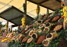 Il mercato della frutta nell'installazione artistica di Dante Ferretti lungo il Decumano.