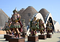Sculture che richiamano al settore vitivinicolo si stagliano sullo sfondo del Padiglione Zero.