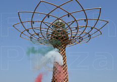 Il tricolore si sprigiona come un fumo dall'Albero della Vita.