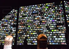 Nella seconda sala del Padiglione Zero, era possibile osservare la video installazione di Short Food Movie, un mosaico di 600 metri quadri in cui sono stati proiettati piu' di 800 video provenienti da oltre 60 paesi sui temi dell'Esposizione Universale.