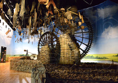 L'Area degli Strumenti nel Padiglione Zero si presentava sotto forma di campo arato delimitato da muretti a secco. Al centro della stessa, la riproduzione di un antico mulino, e appesi come a fluttuare, attrezzi, utensili e strumenti utilizzati dai contadini nel passato per coltivare la terra.