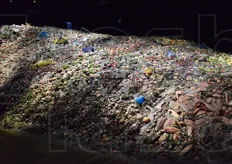 Riflettere sullo spreco del cibo, uno dei temi primari di Expo 2015: parte del pavimento di questa sala nel padiglione Zero era coperto da una collina formata da rifiuti quotidiani.