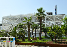 "Accanto ai Padiglioni in tema con la chiave di Expo 2015, "Nutrire il Pianeta", l'Esposizione Universale ha ospitato anche attivita' commerciali e promozionali. In foto, uno dei padiglioni destinati a una delle imprese private sponsor della manifestazione."