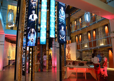 Nella prima sala, posta al primo piano, la forma stilizzata di un baobab africano al centro della struttura, che attraversava lo spazio tra i vari piani. Alle pareti, mediante gigantografie e sagome in legno, erano illustrate le principali forme di sostentamento alimentare del Paese: pesca, allevamento, agricoltura e apicoltura. Lo spazio centrale del baobab era dedicato alla donna angolana, attraverso video con interviste alle piu' celebri rappresentanti del Paese africano.