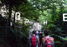 L'accesso al Pagiglione dell'Austria, che riproduceva il microclima di un bosco austriaco.