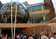 Il percorso all'interno del Padiglione si snodava attraverso tre sfere di vetro, rappresentanti tre diverse biosfere. La prima quella dei paesaggi, la seconda quella delle nove zone climatiche azerbaigiane, la terza quella delle culture tradizionali e dell'innovazione.