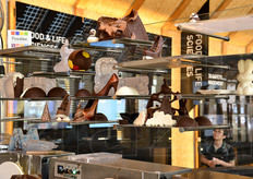 Sculture di cioccolato (alcune afflosciatesi causa il gran caldo estivo).