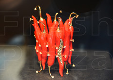 Alcune vetrine hanno mostrato gioielli a tema alimentare: peperoncini, ciliegie e altro.