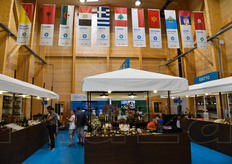 Il punto per la vendita al dettaglio dei prodotti tipici dei Paesi rappresentati nel Cluster Bio-Mediterraneo: oltre alla Sicilia, Albania, Algeria, Egitto, Grecia, Libano, Malta, Montenegro, San Marino, Serbia e Tunisia.