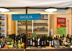 I prodotti siciliani in esposizione per la vendita al dettaglio.