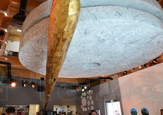 Nel Padiglione della Serbia (Cluster Bio-Mediterraneo) catturava lo sguardo una macina di mulino enorme al soffitto, tipica di un Paese che ha utilizzato sempre il mulino ad acquai. Collegata a un tubo che attraversava tutto il padiglione, in fondo scendeva il grano macinato che confluiva in un setaccio per la farina.