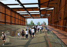 Camminando sulla rete sospesa, i visitatori hanno interagito con l'ambiente circostante: dei sensori, infatti, rilevavano i movimenti trasferendo impulsi che modificavano il suono e la luce circostante.