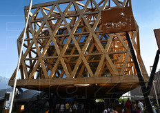 L'esterno del Padiglione del Cile: entrando consentiva un viaggio esperienziale tra i diversi ecosistemi, deserti, fiumi, valli e montagne, mostrando come la vita cresce in ognuno di essi e con quali strumenti la si preserva.