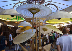 Installazione simbolica lungo la via di accesso al Padiglione della Cina. Per terra erano rappresentate le 24 fasi del calendario lunare cinese che regolano l'agricoltura, sopra le quali erano collocate decine di ombrelli tradizionali per rendere l'ambiente piu' suggestivo.