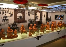 Figure che illustrano ben dieci delle trentuno fasi di lavorazione dell'anatra alla pechinese cucinata per la prima volta in uno storico ristorante di Pechino nel 1864.
