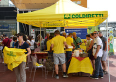 Distribuzione gratuita di frutta.