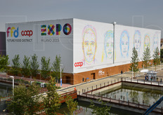 Il grande Padiglione (2.500 metri quadrati) realizzato in collaborazione con COOP e ospitante il Supermercato del Futuro, era nitidamente visibile dall'ingresso Ovest. I volti sulle pareti sono stati realizzati mediante un Vertical Plotter, il piu' grande del mondo, e ritraevano i volti stilizzati di alcuni visitatori. Occhi, nasi e bocche sono stati allineati l'uno sull’altro, dando vita a nuovi volti nel corso del semestre.