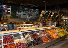 Il Supermercato del Futuro proposto da COOP. Qui gli scaffali sono sormontati da schermi sui quali compaiono dati e informazioni relative ai prodotti esposti...