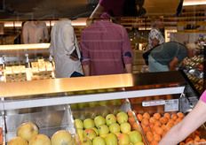 Per interagire con gli schermi, basta indicare il prodotto a scaffale.