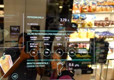 Oltre alle info sul prezzo, gli schermi offrono ulteriori dettagli circa i valori nutrizionali del prodotto e il suo impatto ambientale.