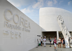 "L'accesso al Padiglione della Repubblica di Corea. La La struttura si rifaceva al "moon jar", il tipico vaso in ceramica dove avviene il processo di fermentazione di alcuni piatti tradizionali, dei quali era mostrata la preparazione e che si potevano degustare al primo piano."