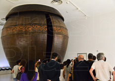 Tra le installazioni delle sale al piano terra, questa giara gigante nella quale si poteva accedere.