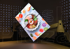 I robot hanno poi avvicinato i due schermi per una proiezione di maggiori dimensioni.