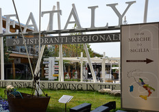 Ben strategicamente posizionata con affaccio sul Decumano la presenza di Eataly, che durante il semestre di Expo ha proposto, con staff culinari a rotazione provenienti da tutta Italia, menu regionali. Sul lato sinistro della grande area occupata da Eataly erano accessibili i ristoranti e i menu delle Regioni del Nord, sul lato destro quelli delle Regioni del Sud.