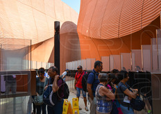 Prima fase della visita: schermi con l'illustrazione di alcune delle soluzioni innovative che gli Emirati Arabi Uniti hanno sviluppato nei settori di terra, cibo, energia e acqua.