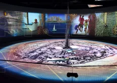 Schermo ad anfiteatro sul quale e' stato proiettato il progetto per Expo 2020 Dubai.