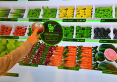 Con un movimento della mano, l'utente puo' aggiungere qualsiasi prodotto al suo carrello, prima di procedere all'acquisto.