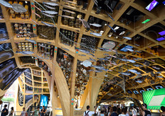 "In una volta interamente ricoperta di vegetazione, prodotti tipici francesi e utensili per la cucina, sono state mostrate le soluzioni per "Produrre di piu' e meglio"."