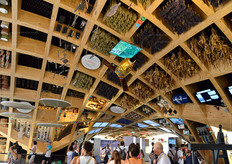 L'edificio, costituito principalmente di legno lamellare, su uno spazio di 3.592 metri quadri, era ispirato a un luogo simbolo della cultura alimentare francese: il mercato coperto, come quelli tipici che si trovano in molte citta' della Francia.