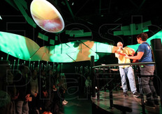 "Lo spettacolo 'interattivo' a chiusura del tour all'interno del padiglione tedesco. Lo show nel Padiglione Tedesco "Be(e) active" era il gran finale del tour. I visitatori del Padiglione si trasformano nei musicisti di un'orchestra e guardano il mondo tedesco dell'alimentazione dal punto di osservazione di due api in volo."