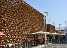 L'accesso al Padiglione del Giappone, composto da 17mila pezzi di legno incastrati tra loro in modo da lasciar penetrare la luce solare. Le code per l'ingresso a questo padiglione sono arrivate, nelle ultime settimane dell'Esposizione, a superare le 10 ore! Tanto che, per ordine di Expo, lo spettacolo dal vivo che concludeva la visita e' stato chiuso.
