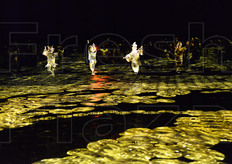 Figure danzanti evocate dalle tecniche di proiezione al Padiglione del Giappone.